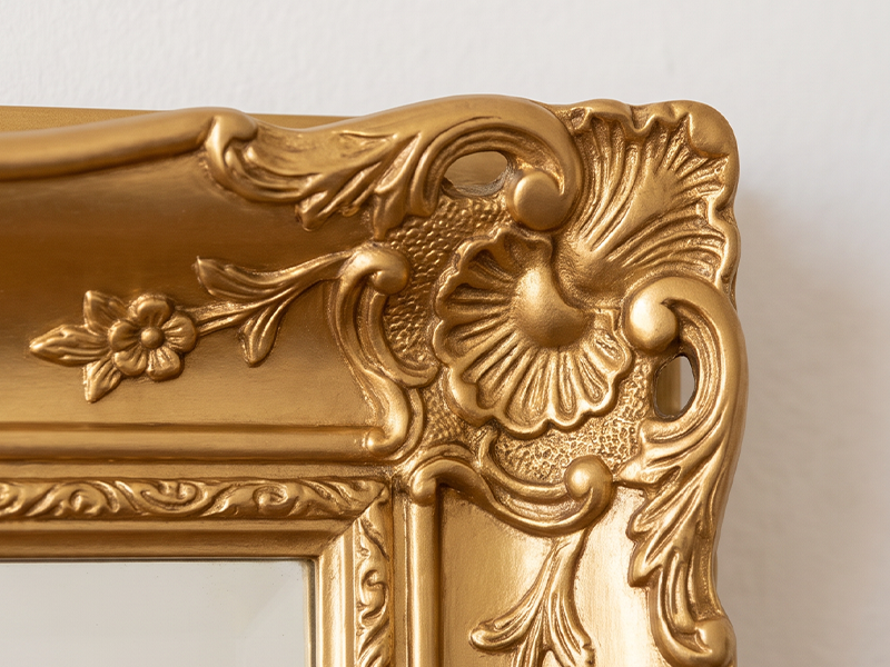 Decorative detail after gold touch-up